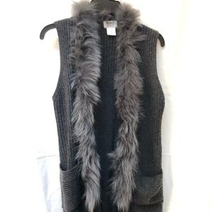 Long Vest with pockets and fur collar!